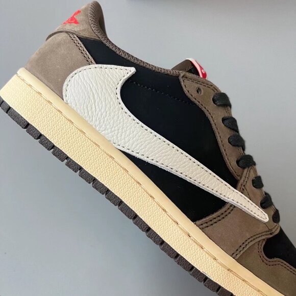Travis Scott x Air Jordan 1 Retro Low OG 'Reverse Mocha' - Picture 8 of 9
